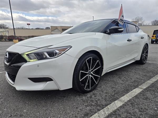 2017 Nissan Maxima SR's photo