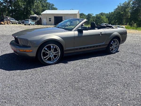 2005 Ford Mustang Deluxe - Photo 2