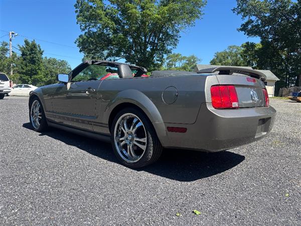 2005 Ford Mustang Deluxe - Photo 4