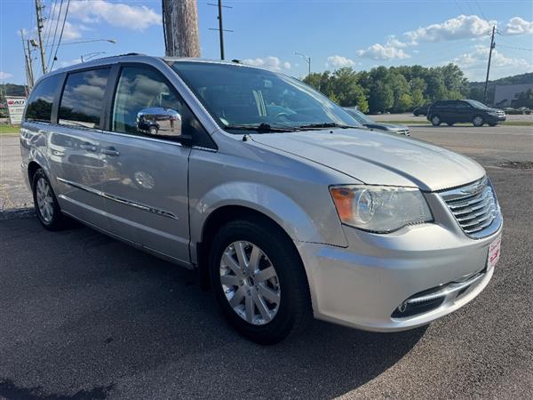 2011 Chrysler Town & Country Touring-L's photo