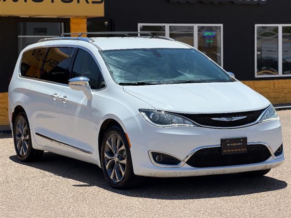2018 Chrysler Pacifica Limited's photo