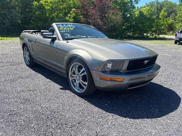 2005 Ford Mustang V6 Deluxe's photo