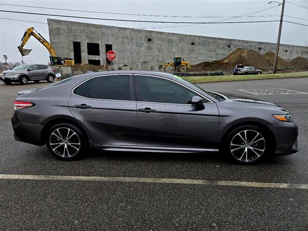 2019 Toyota Camry SE - Photo 7