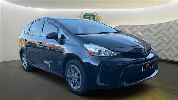 2015 Toyota Prius v Three's photo