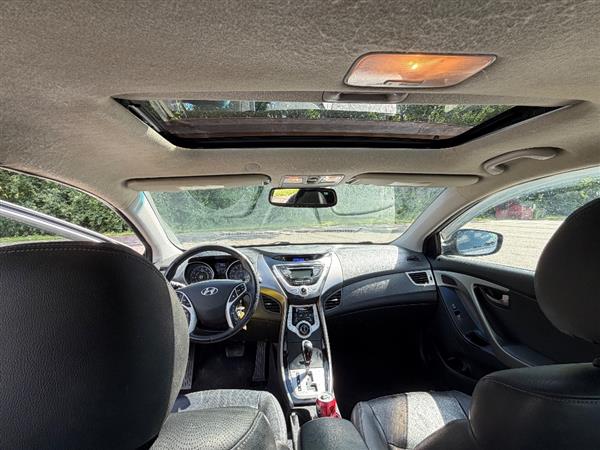 2012 Hyundai Elantra Limited - Photo 17