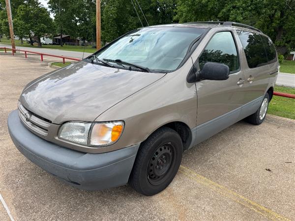 1998 Toyota Sienna LE 4-Door