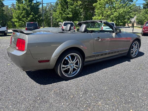 2005 Ford Mustang Deluxe - Photo 3