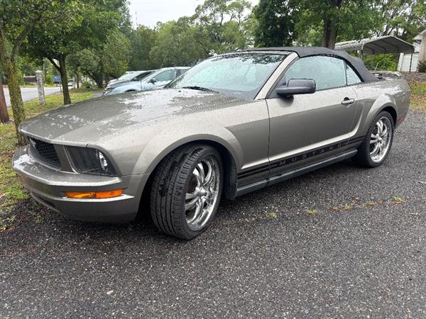 2005 Ford Mustang V6 Deluxe's photo