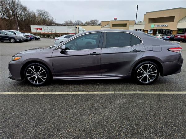 2019 Toyota Camry SE - Photo 8