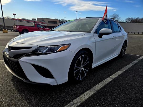 2020 Toyota Camry SE's photo